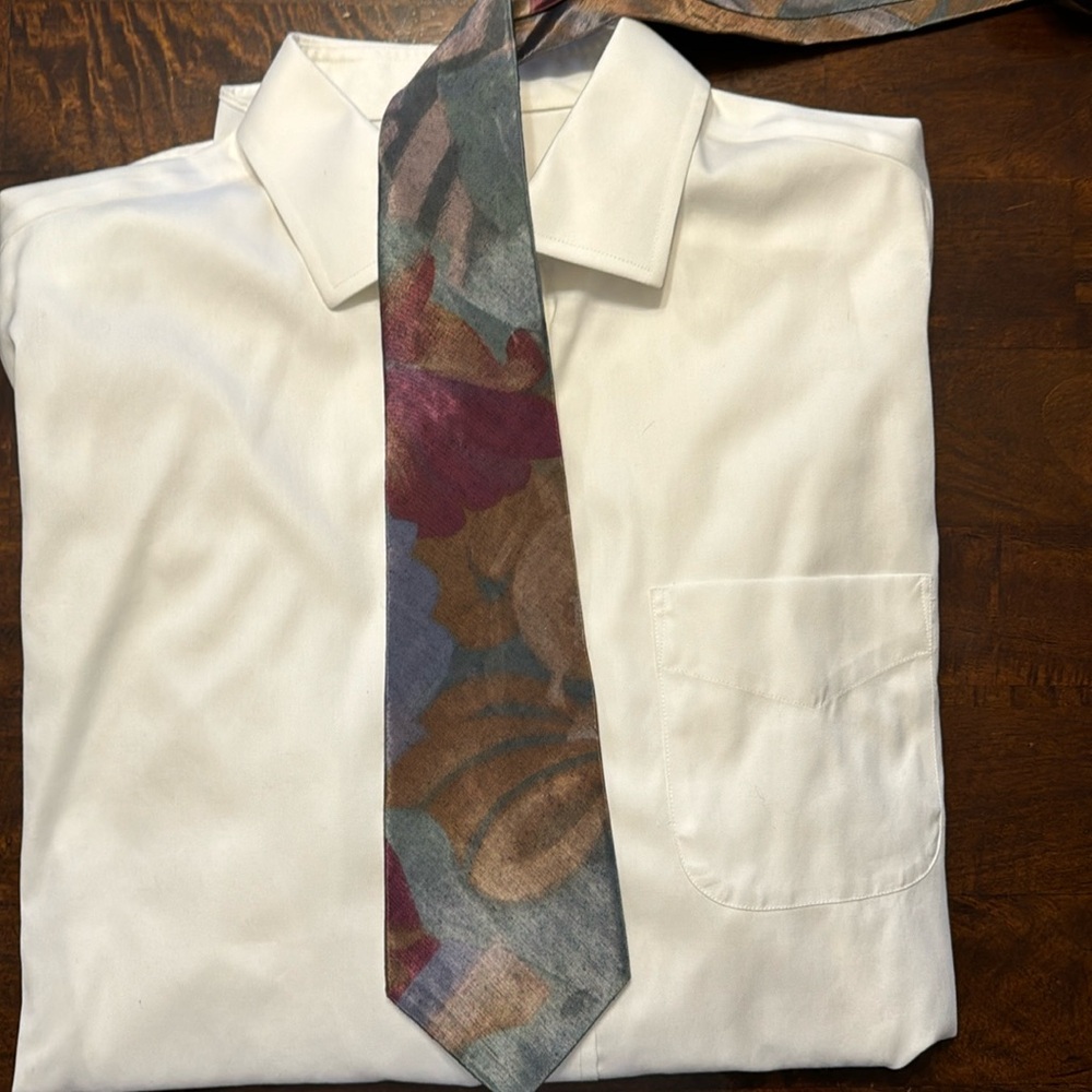 (001) vintage men’s tie by Bugle Boy! Beautiful colors. In great shape. No stain